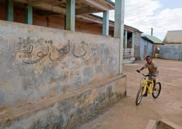 vélo dans la cour de la mosquée